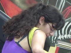 Nerd estudiante mostrando nalga en plaza